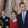 Le roi Felipe IV et la reine Letizia d'Espagne lors d'un déjeuner au palais royal à Madrid dans le cadre de la remise du prix "Miguel de Cervantes 2015", le 22 avril 2016. Le lauréat est Fernando del Paso.