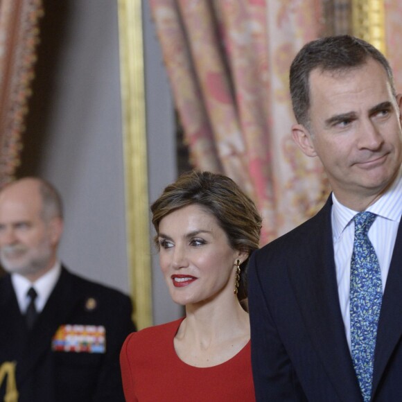 Le roi Felipe IV et la reine Letizia d'Espagne lors d'un déjeuner au palais royal à Madrid dans le cadre de la remise du prix "Miguel de Cervantes 2015", le 22 avril 2016. Le lauréat est Fernando del Paso.