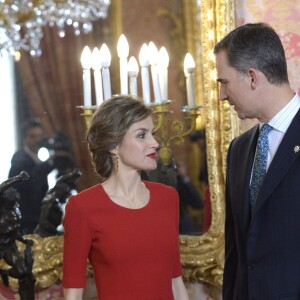 Le roi Felipe IV et la reine Letizia d'Espagne lors d'un déjeuner au palais royal à Madrid dans le cadre de la remise du prix "Miguel de Cervantes 2015", le 22 avril 2016. Le lauréat est Fernando del Paso.