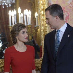 Le roi Felipe IV et la reine Letizia d'Espagne lors d'un déjeuner au palais royal à Madrid dans le cadre de la remise du prix "Miguel de Cervantes 2015", le 22 avril 2016. Le lauréat est Fernando del Paso.