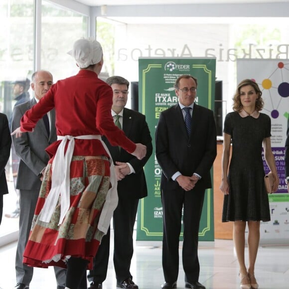 La reine Letizia d'Espagne arrive à une Conférence éducative internationale sur les maladies rares à Bilbao le 21 avril 2016