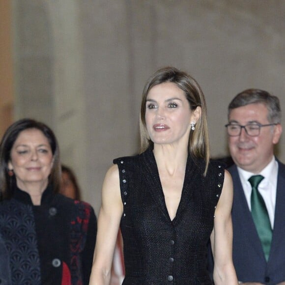 Letizia d'Espagne, habillée d'un haut Felipe Varela et d'un pantalon Hugo Boss, remettait les prix de littérature jeunesse El Barco de Vapor et Gran Angular à Madrid le 19 avril 2016