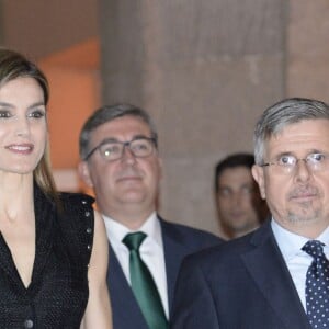 Letizia d'Espagne, habillée d'un haut Felipe Varela et d'un pantalon Hugo Boss, remettait les prix de littérature jeunesse El Barco de Vapor et Gran Angular à Madrid le 19 avril 2016