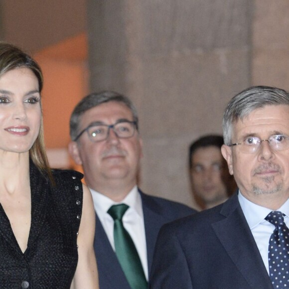 Letizia d'Espagne, habillée d'un haut Felipe Varela et d'un pantalon Hugo Boss, remettait les prix de littérature jeunesse El Barco de Vapor et Gran Angular à Madrid le 19 avril 2016