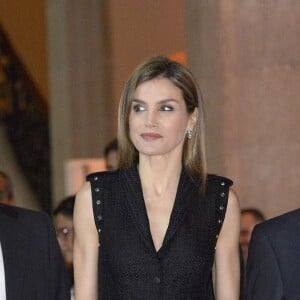 Letizia d'Espagne, habillée d'un haut Felipe Varela et d'un pantalon Hugo Boss, remettait les prix de littérature jeunesse El Barco de Vapor et Gran Angular à Madrid le 19 avril 2016