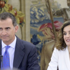 Le roi Felipe et la reine Letizia d'Espagne participaient à la réunion de la commission à l'occasion des 400 ans de la mort de Cervantes au palais de la Zarzuela à Madrid, le 14 avril 2016.