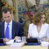 Le roi Felipe et la reine Letizia d'Espagne participaient à la réunion de la commission à l'occasion des 400 ans de la mort de Cervantes au palais de la Zarzuela à Madrid, le 14 avril 2016.