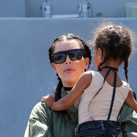 Kim Kardashian et sa fille North West quittent le Fly Studios Kidz Aerial Arts à Redondo Beach. Le 21 avril 2016.