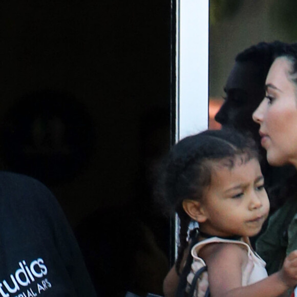 Kim Kardashian et sa fille North West quittent le Fly Studios Kidz Aerial Arts à Redondo Beach. Le 21 avril 2016.