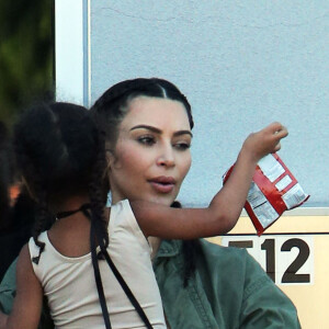 Kim Kardashian et sa fille North West quittent le Fly Studios Kidz Aerial Arts à Redondo Beach. Le 21 avril 2016.