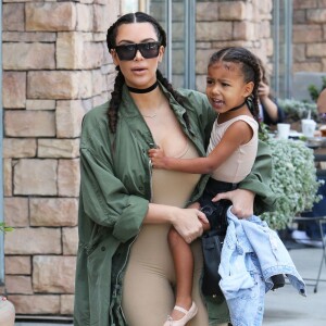 Kim Kardashian et sa fille North West au studio de création pour enfants Color Me Mine à Encino, le 21 avril 2016.