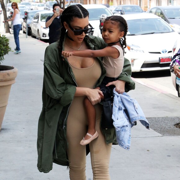 Kim Kardashian et sa fille North West au studio de création pour enfants Color Me Mine à Encino, le 21 avril 2016.