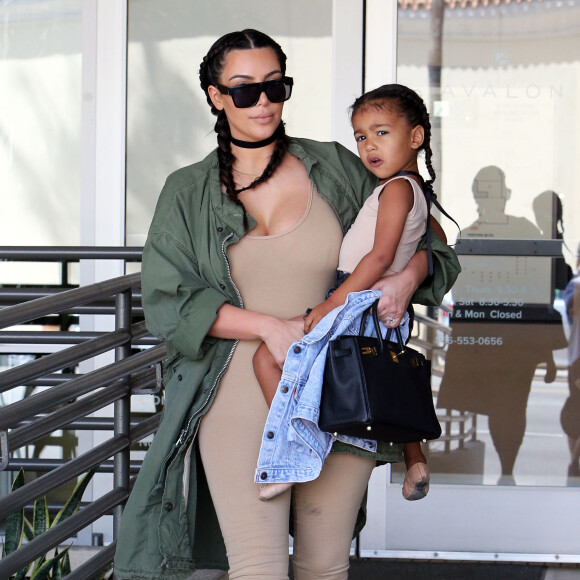 Kim Kardashian et sa fille North West au studio de création pour enfants Color Me Mine à Encino, le 21 avril 2016.