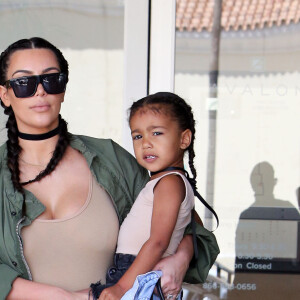 Kim Kardashian et sa fille North West au studio de création pour enfants Color Me Mine à Encino, le 21 avril 2016.