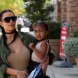 Kim Kardashian et sa fille North West au studio de création pour enfants Color Me Mine à Encino, le 21 avril 2016.