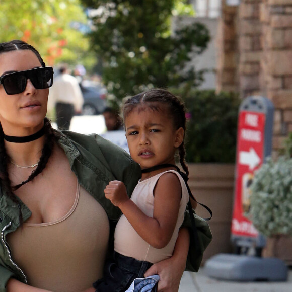 Kim Kardashian et sa fille North West au studio de création pour enfants Color Me Mine à Encino, le 21 avril 2016.