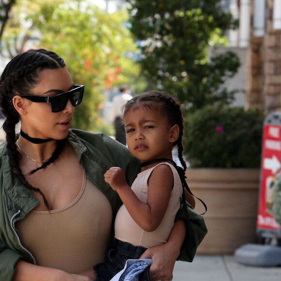 Kim Kardashian et sa fille North West au studio de création pour enfants Color Me Mine à Encino, le 21 avril 2016.