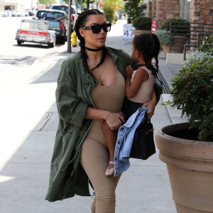 Kim Kardashian et sa fille North West au studio de création pour enfants Color Me Mine à Encino, le 21 avril 2016.