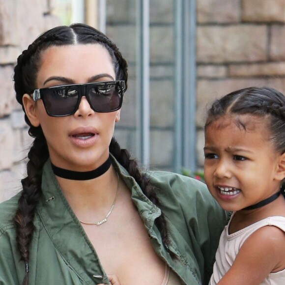 Kim Kardashian et sa fille North West au studio de création pour enfants Color Me Mine à Encino, le 21 avril 2016.