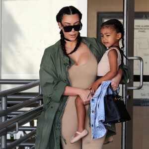 Kim Kardashian et sa fille North West au studio de création pour enfants Color Me Mine à Encino, le 21 avril 2016.