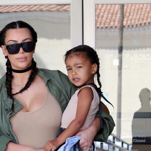 Kim Kardashian et sa fille North West au studio de création pour enfants Color Me Mine à Encino, le 21 avril 2016.