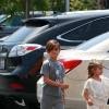 Exclusif - Kourtney Kardashian emmène ses enfants Mason et Penelope Disick faire du shopping chez 'Toys R Us' à Los Angeles, le 21 avril 2016.