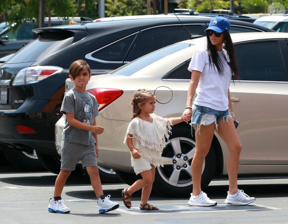 Exclusif - Kourtney Kardashian emmène ses enfants Mason et Penelope Disick faire du shopping chez 'Toys R Us' à Los Angeles, le 21 avril 2016.