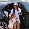 Exclusif - Kourtney Kardashian emmène ses enfants Mason et Penelope Disick faire du shopping chez 'Toys R Us' à Los Angeles, le 21 avril 2016.