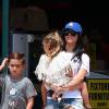 Exclusif - Kourtney Kardashian emmène ses enfants Mason et Penelope Disick faire du shopping chez 'Toys R Us' à Los Angeles, le 21 avril 2016.