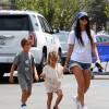 Exclusif - Kourtney Kardashian emmène ses enfants Mason et Penelope Disick faire du shopping chez 'Toys R Us' à Los Angeles, le 21 avril 2016.