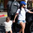 Kourtney Kardashian et ses enfants ses enfants Mason et Penelope Disick quittent le studio de création Color Me Mine à Calabasas, le 21 avril 2016.