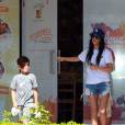 Kourtney Kardashian et ses enfants ses enfants Mason et Penelope Disick quittent le studio de création Color Me Mine à Calabasas, le 21 avril 2016.