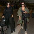 Kourtney et Kim Kardashian à l'aéroport LAX à Los Angeles, le 20 avril 2016.