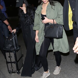 Kourtney et Kim Kardashian à l'aéroport LAX à Los Angeles, le 20 avril 2016.