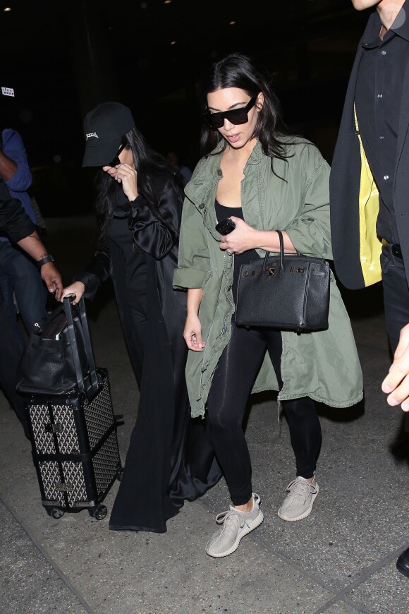 Kourtney et Kim Kardashian à l'aéroport LAX à Los Angeles, le 20 avril 2016.