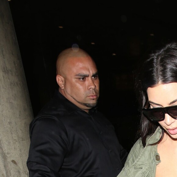 Kourtney et Kim Kardashian à l'aéroport LAX à Los Angeles, le 20 avril 2016.