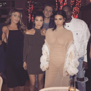 Kourtney, Kim Kardashian et Kanye West au restaurant Komodo Miami. Photo publiée le 22 avril 2016.