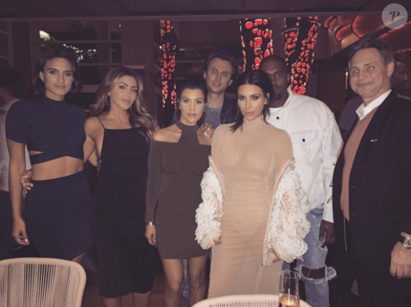 Kourtney, Kim Kardashian et Kanye West au restaurant Komodo Miami. Photo publiée le 22 avril 2016.