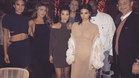 Kourtney et Kim Kardashian sexy à Miami et mamans adorables avec leurs enfants