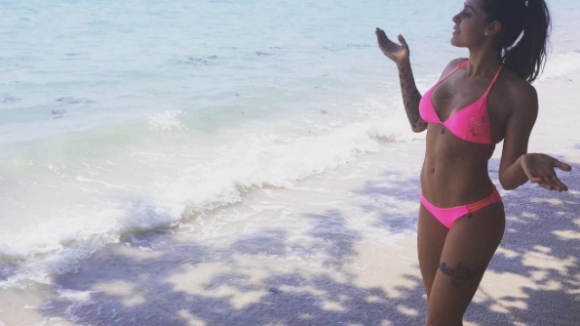 Shanna Kress : Sirène sexy en bikini rose, la bombe exhibe son corps de rêve
