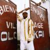 Le chanteur et musicien Papa Wemba posant à Kinshasa le 15 février 2002