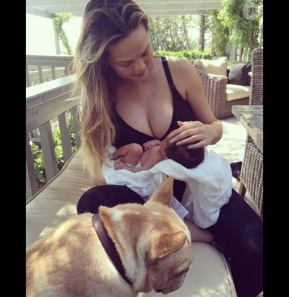 Chrissy Teigen et sa fille Luna sur une photo postée sur son compte Instagram le 19 avril 2016