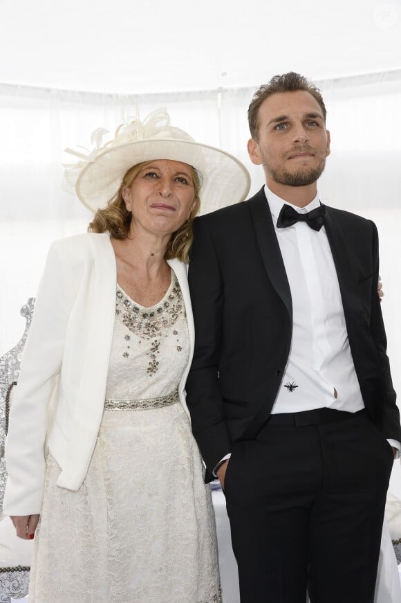 Exclusif - Alexandre et sa mère Linda - Mariage de Audrey et Alexandre de l'émission "Qui veut épouser mon fils saison 2" au Manoir des Cygnes à Le Coudray-Montceaux, le 6 juillet 2014.