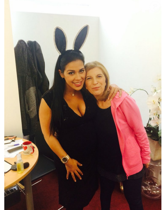 Linda (Les Anges) prend la pose avec Ayem Nour en mars 2016.
