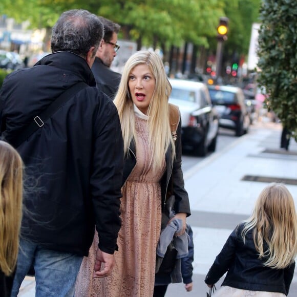 Tori Spelling, son mari Dean McDermott et leurs enfants Finn, Stella, Hattie et Liam à Paris, le 19 avril 2016