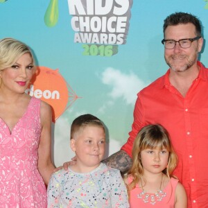 Tori Spelling, Dean McDermott et leurs enfants Liam et Stella à la soirée "Kids' Choice Awards" à Inglewood le 12 mars 2016