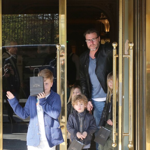 Dean McDermott et ses enfants Finn, Stella, Hattie et Liam à Paris le 19 avril 2016