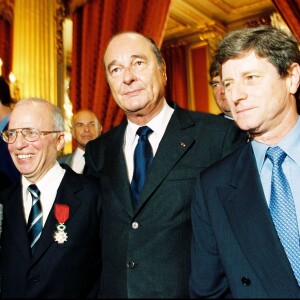 Archives - Thierry Roland et jean-Michel Larqué promus Chevaliers de la Légion d'Honneur par Jacques Chirac en 2000.