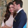 Iker Casillas décoré par le Premier ministre espagnol Mariano Rajoy à Madrid le 10 novembre 2015, en présence de sa compagne Sara Carbonero, enceinte de leur deuxième enfant. Le couple s'est marié en secret le 20 mars 2016.