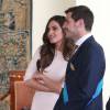 Iker Casillas décoré par le Premier ministre espagnol Mariano Rajoy à Madrid le 10 novembre 2015, en présence de sa compagne Sara Carbonero, enceinte de leur deuxième enfant. Le couple s'est marié en secret le 20 mars 2016.